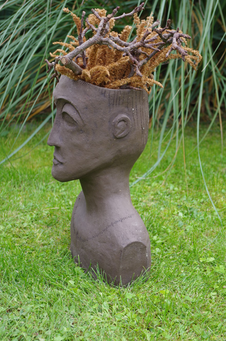 Kopf mit Blumen dunkle Keramik 3